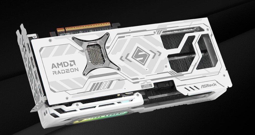 Karta graficzna ASROCK Radeon RX 9070 XT Steel Legend 16GB Widok tylnej części białej karty graficznej z metalowym backplate’em. Widać logo 'AMD RADEON' i elementy konstrukcyjne chłodzenia, metalowa osłona, wygląd, wytrzymałość
