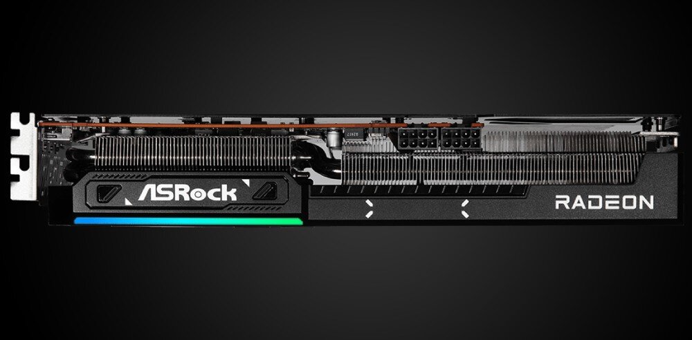 Karta graficzna ASROCK Radeon RX 9070 Challenger 16GB Widok bocznej krawędzi karty graficznej ukazujący aluminiowy radiator, złącza zasilania oraz podświetlany element z logo producenta