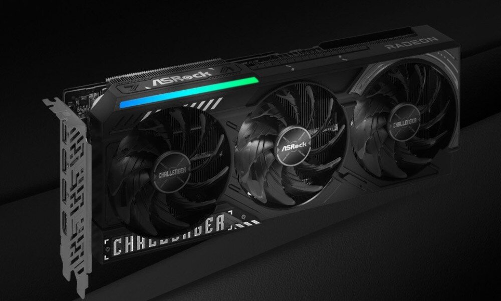 Karta graficzna ASROCK Radeon RX 9070 Challenger 16GB Karta graficzna zaprezentowana pod kątem, ukazująca front z wentylatorami oraz górną krawędź z kolorowym paskiem LED