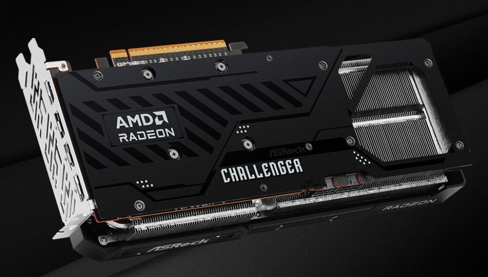 Karta graficzna ASROCK Radeon RX 9070 Challenger 16GB Czarna metalowa płyta osłaniająca tył karty graficznej z białymi napisami 'AMD RADEON' i 'CHALLENGER' oraz wycięciami wentylacyjnymi po prawej stronie
