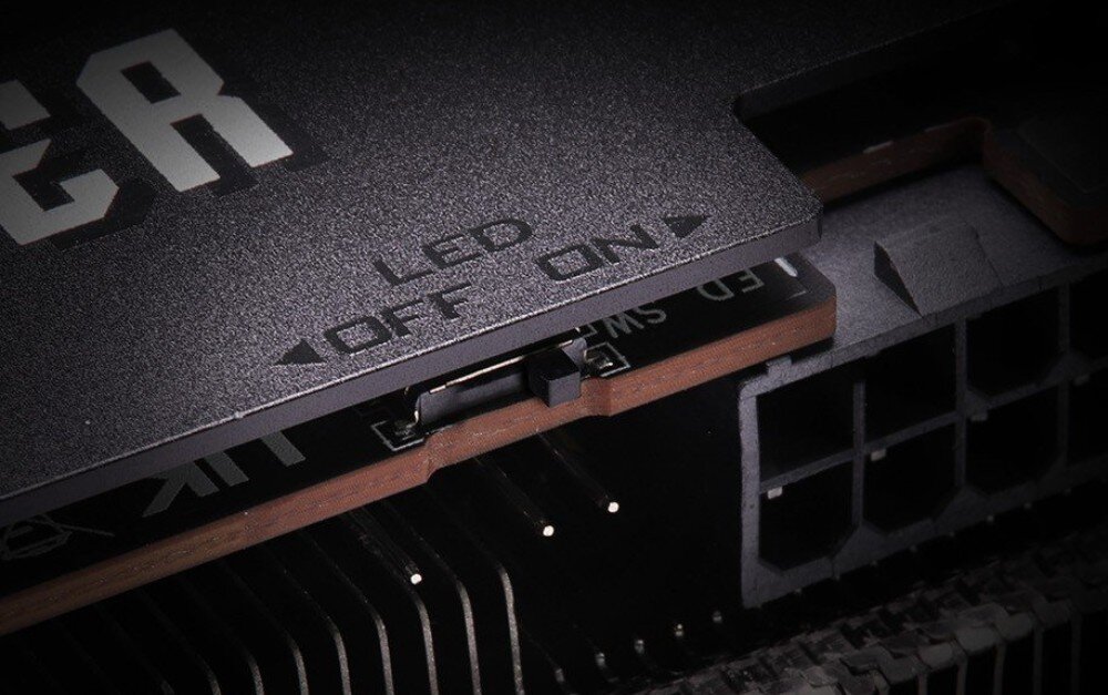 Karta graficzna ASROCK Radeon RX 9070 Challenger 16GB Zbliżenie na fizyczny przełącznik umieszczony na płytce drukowanej z wyraźnym oznaczeniem 'LED ON' i 'OFF'