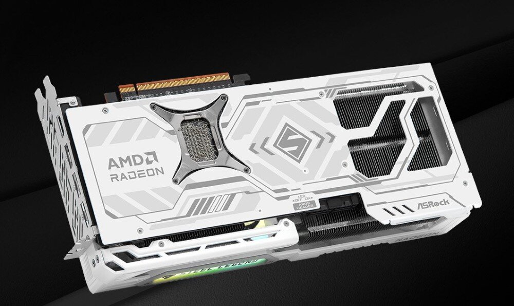 Karta graficzna ASROCK Radeon RX 9070 Steel Legend OC 16GB Widok tylnej części białej karty graficznej z metalowym backplate’em. Widać logo 'AMD RADEON' i elementy konstrukcyjne chłodzenia, metalowa osłona, wygląd, wytrzymałość