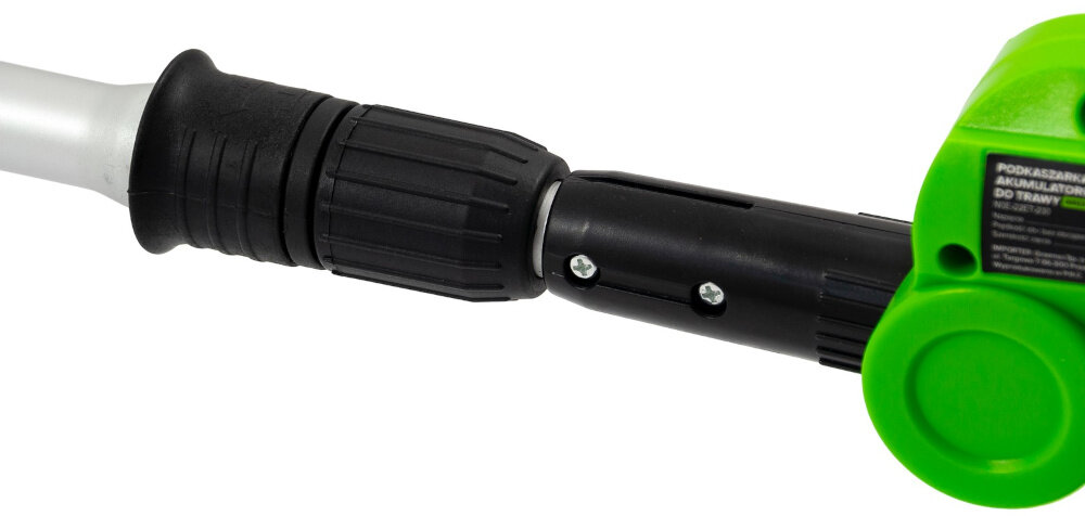 Podkaszarka akumulatorowa GREENSO UAO005 zbliżenie na regulację drążka teleskopowy drążek o zakresie 900–1120 mm można dopasować długość narzędzia do wzrostu i stylu pracy prawidłowa postawa redukcja obciążenia kręgosłupa i ramion