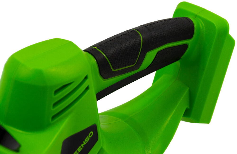 Nożyce do żywopłotów GREENSO UAO006-Z2 akumulatorowe zbliżenie na uchwyt ergonomiczny uchwyt rękojeść pomocnicza stabilność waga około 2,5 kg wykonywanie płynnych ruchów pełna kontrola nad narzędziem