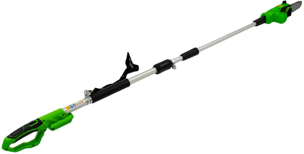 Piła akumulatorowa GREENSO UAO007 + Ładowarka UAO003 + Akumulator UAO002 4.0Ah piła na białym tle widoczna od tyłu pod skosem przycina gałęzie i drzewa bez konieczności korzystania z kabla wydłużony wysięgnik stabilne uchwyty bezpieczeństwo pracy