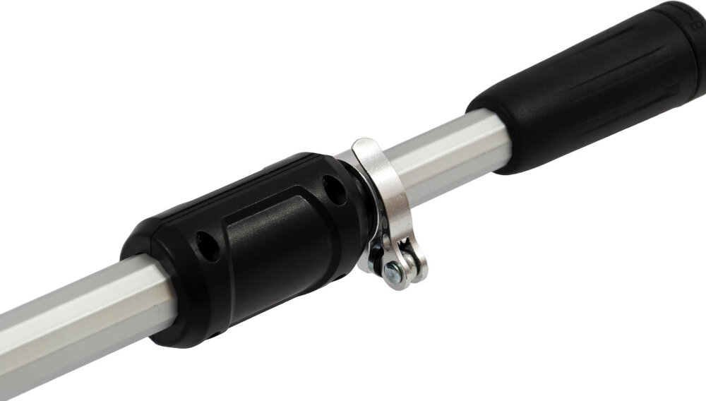 Piła akumulatorowa GREENSO UAO007 + Ładowarka UAO003 + Akumulator UAO002 4.0Ah zbliżenie na regulację drążka dobrze wyważony wysięgnik o długości 265 cm dostęp do gałęzi bez użycia drabiny cięcia w pełni kontrolowane i precyzyjne bezpieczeństwo prac ergonomiczne uchwyty i stabilne prowadzenie