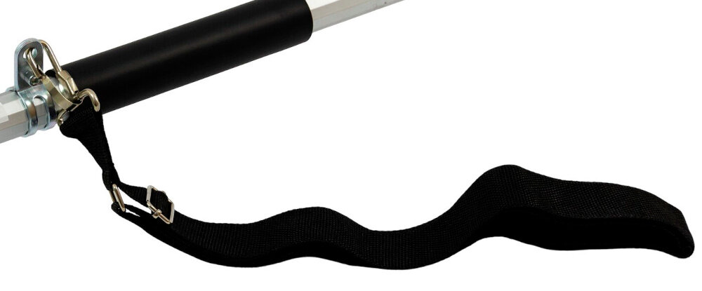 Nożyce do żywopłotów GREENSO UAO008-Z4 akumulatorowe zbliżenie na pasek pasek naramienny wspiera pracę przy długich sesjach pielęgnacyjnych równomiernie rozkładając ciężar narzędzia utrzymanie stabilnej pozycji zmniejsza obciążenie rąk i pleców