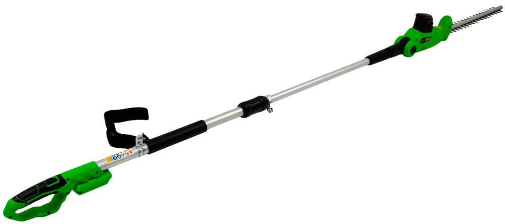 Nożyce do żywopłotów GREENSO UAO008-Z2 akumulatorowe nożyce na białym tle widoczne od tyłu pod skosem do wygodnego strzyżenia i modelowania żywopłotów wyżej położonych partii krzewów zasilanie akumulatorowe użytkownik może szybciej uporządkować ogród nadać roślinom równą linię wzrostu utrzymać ich dekoracyjny wygląd