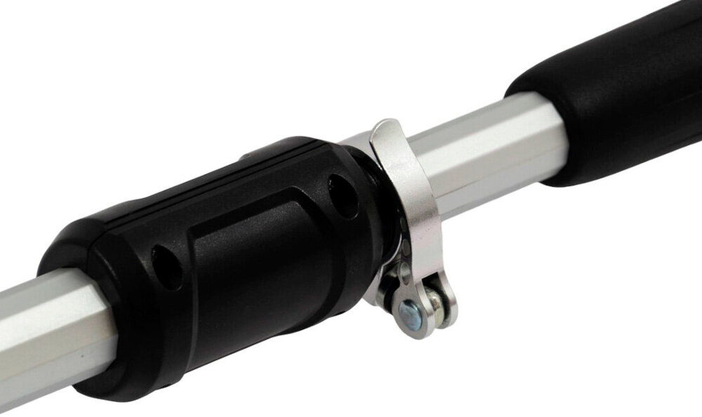 Nożyce do żywopłotów GREENSO UAO008-Z2 akumulatorowe zbliżenie na dźwignię do regulacji wysięgnika wysięgnik o maksymalnym zasięgu do 265 cm pielęgnację wysokich żywopłotów bez używania drabiny bezpieczeństwo i wygoda pracy stabilna pozycja na ziemi