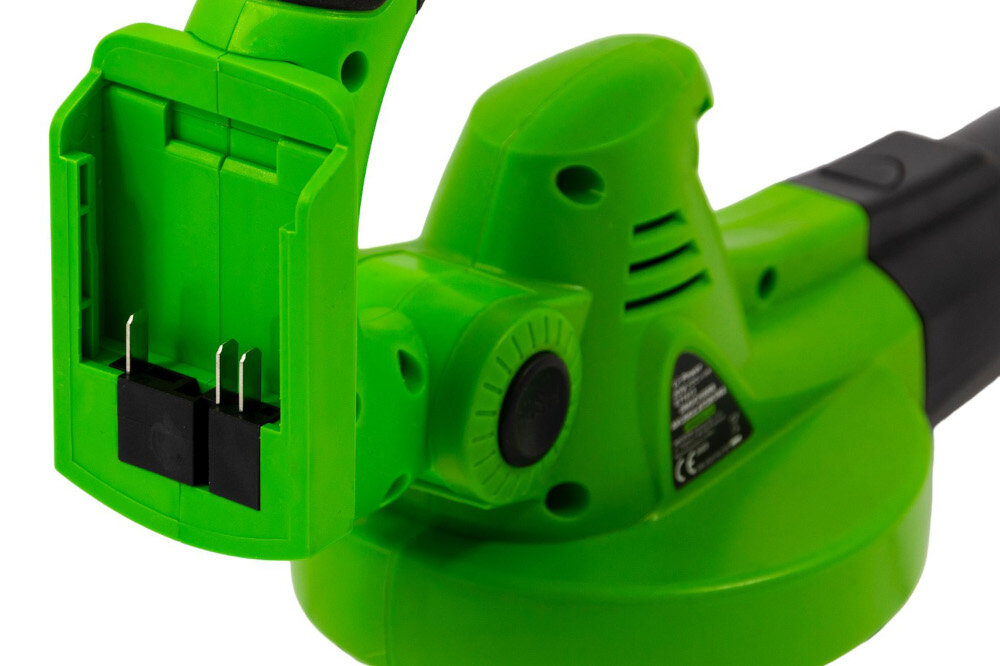 Dmuchawa do liści akumulatorowa GREENSO UAO010-Z4 zbliżenie na miejsce do umieszczenia akumulatora zasilana jest akumulatorem 20 V o pojemności 4,0 Ah w zestawie z ładowarką i akumulatorem swoboda ruchów