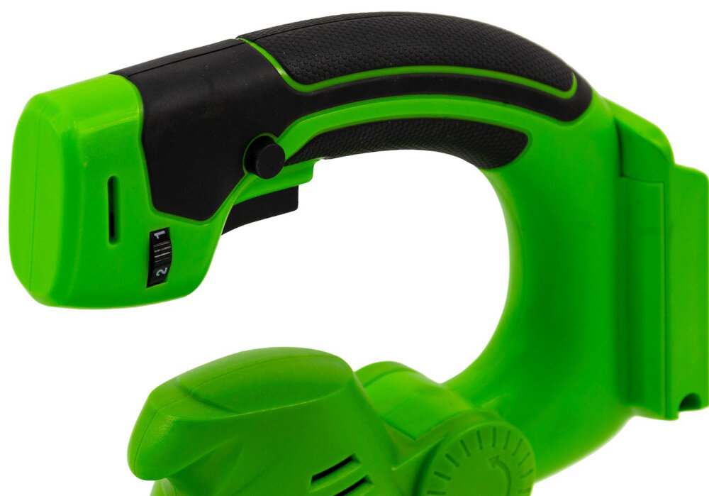 Dmuchawa do liści akumulatorowa GREENSO UAO010-Z4 zbliżenie na uchwyt waga zaledwie 2,4 kg komfortowe operowanie ergonomiczny kształt prosta obsługa