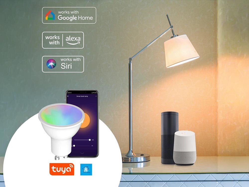 Inteligentna żarówka LED EXTRALINK G10 4.5 W GU10 Wi-Fi, kierunkowe, RGB, Wi-Fi, dimmer, żarówka z telefonem na pierwszym planie, z logotypami aplikacji, w tle lampka z żarówką na komodzie