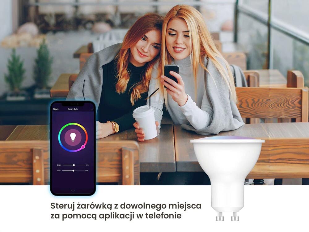 Inteligentna żarówka LED EXTRALINK G10 4.5 W GU10 Wi-Fi, aplikacja, Tuya, smart, android, 2 kobiety obsługują smartfon, na pierwszym planie żarówka i smartfon z aplikacją tuya