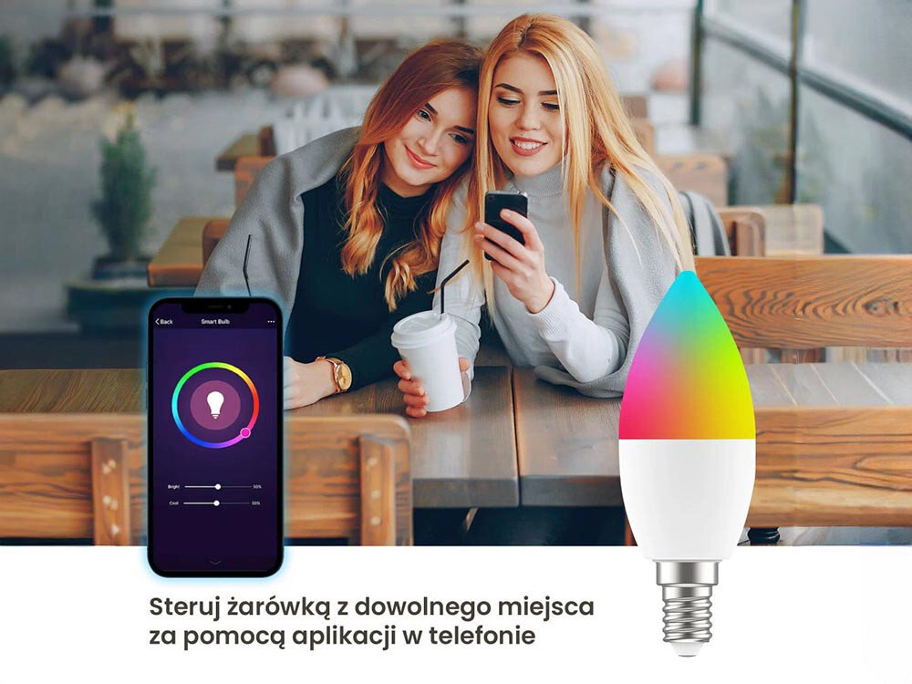 Inteligentna żarówka LED EXTRALINK C37 4.5 W E14 Wi-Fi, android, aplikacje, włączanie, miejsce, 2 kobiety obsługują smartfon, na pierwszym planie żarówka i smartfon z aplikacją tuya