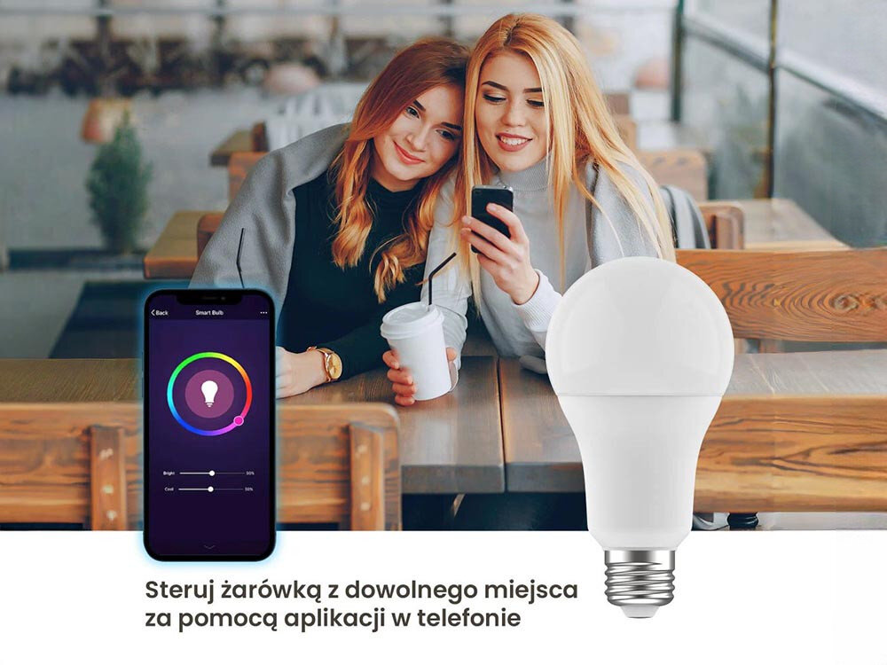 Inteligentna żarówka LED EXTRALINK A70 14 W E27 Wi-Fi, aplikacja, lokalizacja, Kompatybilność, włącznik, 2 kobiety obsługują smartfon, na pierwszym planie żarówka i smartfon z aplikacją tuya