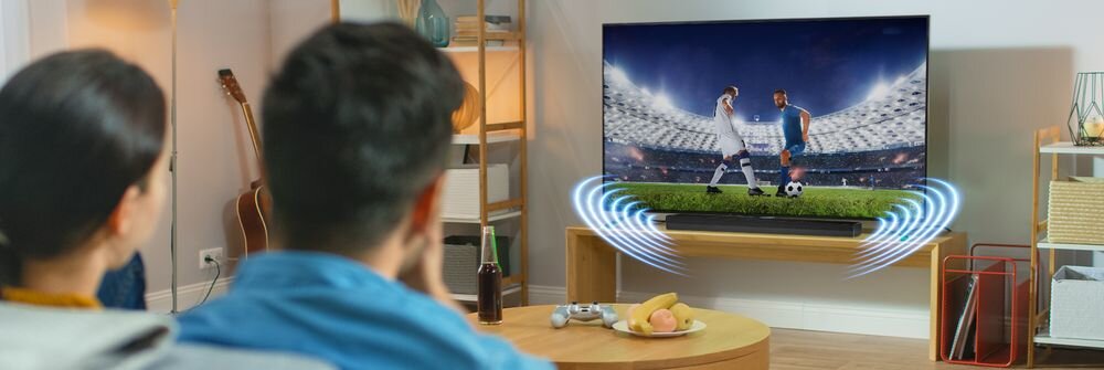 Soundbar JVC TH-E534B, minimalistyczny design, wymiary 94,4 x 6,4 x 10,6 cm, uchwyt ścienny, łatwy montaż, soudbar stojący na stoliku pod telewizorem