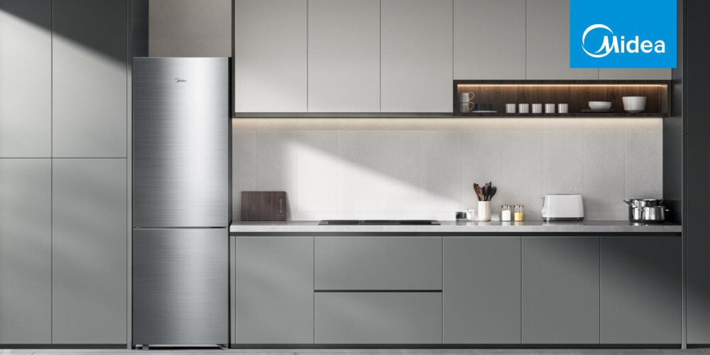 LODÓWKA MIDEA MDRB548MME46 zdjęcie lifestyle kolor stal nierdzewna zamknięta front kuchnia logo marka szafki meble Total No Frost Duża szuflada Fresh Zone Multi Air Flow Platinum Fresh Funkcjonalne oświetlenie LED Estetyczny wygląd pojemność 401 litrów