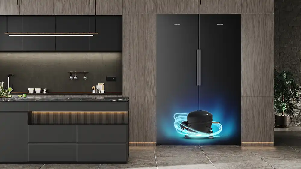 Kuchnia z nowoczesnymi szafkami i dużą czarną lodówką w zabudowie. Na drzwiach lodówki widoczne jest logo \'Hisense\' oraz grafika przedstawiająca element technologiczny z niebieskim efektem świetlnym.