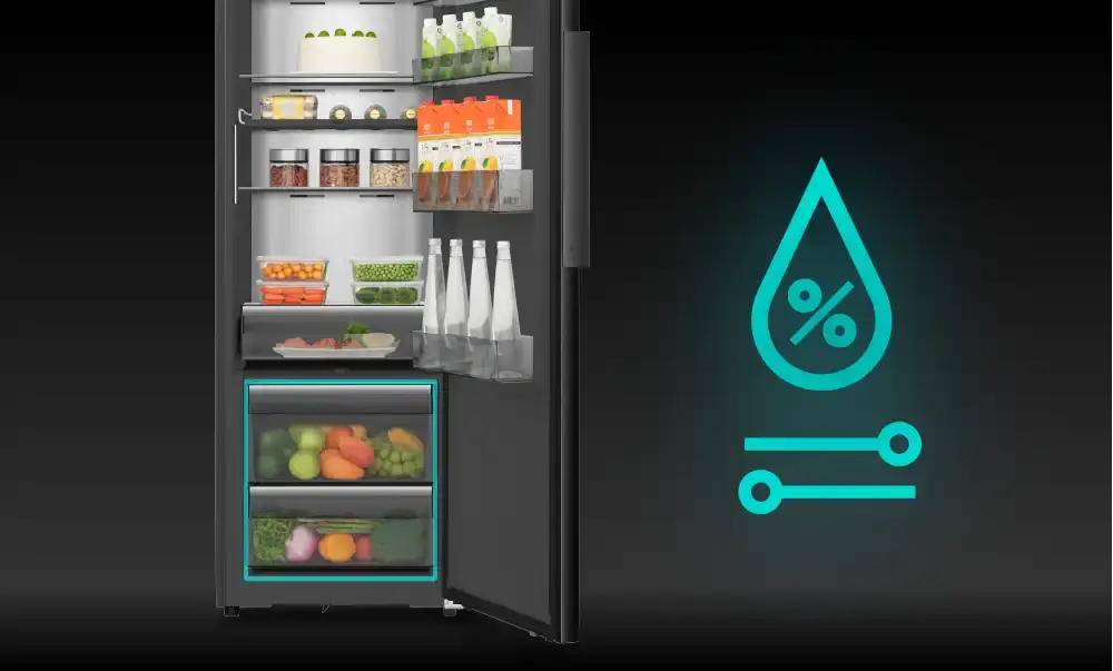 Otwarta lodówka z widocznymi półkami wypełnionymi różnymi produktami spożywczymi, takimi jak warzywa, napoje i słoiki. Obok lodówki znajduje się niebieska ikona kropli z symbolem procenta i dwoma poziomymi liniami z kropkami.