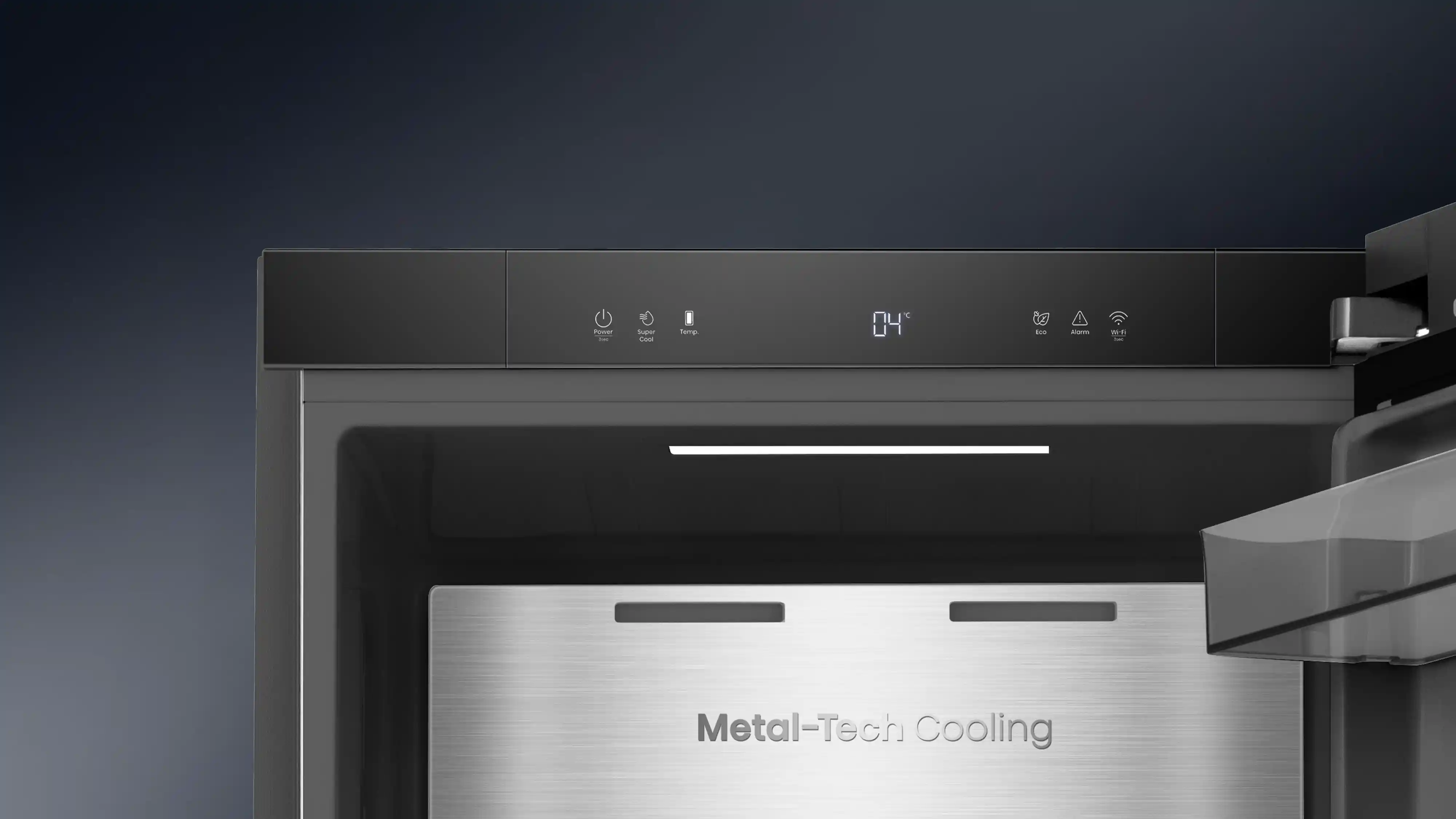 Panel sterowania lodówki z wyświetlaczem pokazującym temperaturę 04°C oraz ikonami: Power, Super Cool, Temp., Eco, Alarm, Wi-Fi. Na drzwiach widoczny napis \'Metal-Tech Cooling\'.