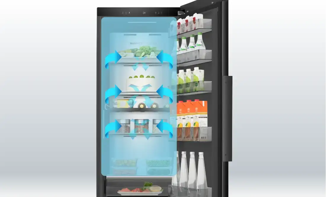 Otwarta czarna lodówka z widocznymi półkami wypełnionymi produktami spożywczymi, takimi jak butelki, kartony i słoiki. Wewnątrz lodówki widoczne są niebieskie strzałki wskazujące na cyrkulację powietrza.