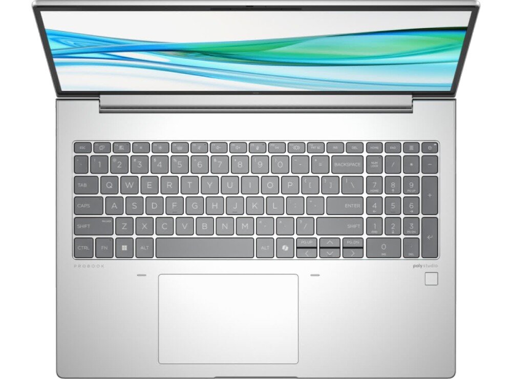 Widok z góry na otwartego, srebrnego laptopa HP ProBook; na ekranie wyświetlana jest abstrakcyjna tapeta w odcieniach zieleni i błękitu, widoczna pełnowymiarowa klawiatura z blokiem numerycznym, duży touchpad oraz logo Poly Studio. - klawiatura odporność na zachlapania kolor obudowa