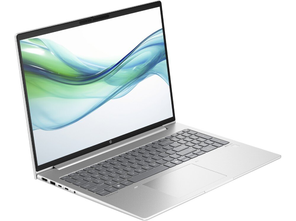Srebrny laptop HP ProBook ustawiony pod kątem na białym tle, ekran z bardzo cienkimi ramkami prezentuje dynamiczną, abstrakcyjną grafikę z niebiesko-zielonymi falami, widoczna pełna klawiatura i duży touchpad. - kamera mikrofony głośniki