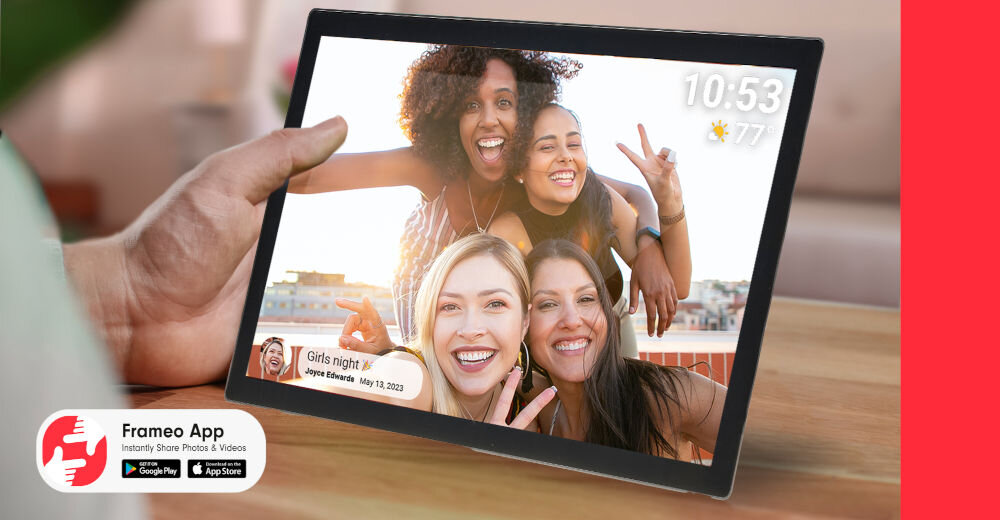 Ramka cyfrowa DENVER Frameo PFF-3260 Czarny prezentacja ramki ze zdjęciem i komentarzem do niej na tle pokoju dziennego osoba trzymająca ramkę w ręcę osobista galeria emocji przywraca wspomnienia do życia pokazywanie najpiękniejszych momentów prezent