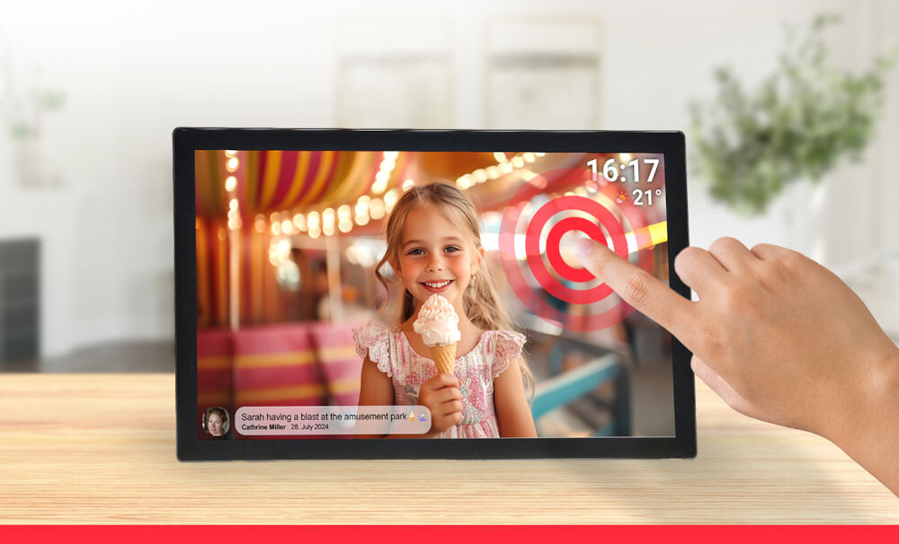 Ramka cyfrowa DENVER Frameo PFF-3260 Czarny prezentacja ramki ze zdjęciem i komentarzem do niej na tle pokoju dziennego palec na dotykowym ekranie 31,5 cala ekran IPS rozdzielczość Full HD 1920 x 1080 px dobra jakość obrazu żywe kolory wyraźne detale głębia i charakter dynamiczne i realistyczne doświadczenie oglądania fotografii ujęcia z wakacji rodzinne portrety film z urodzin obraz staje się częścią codziennej opowieści