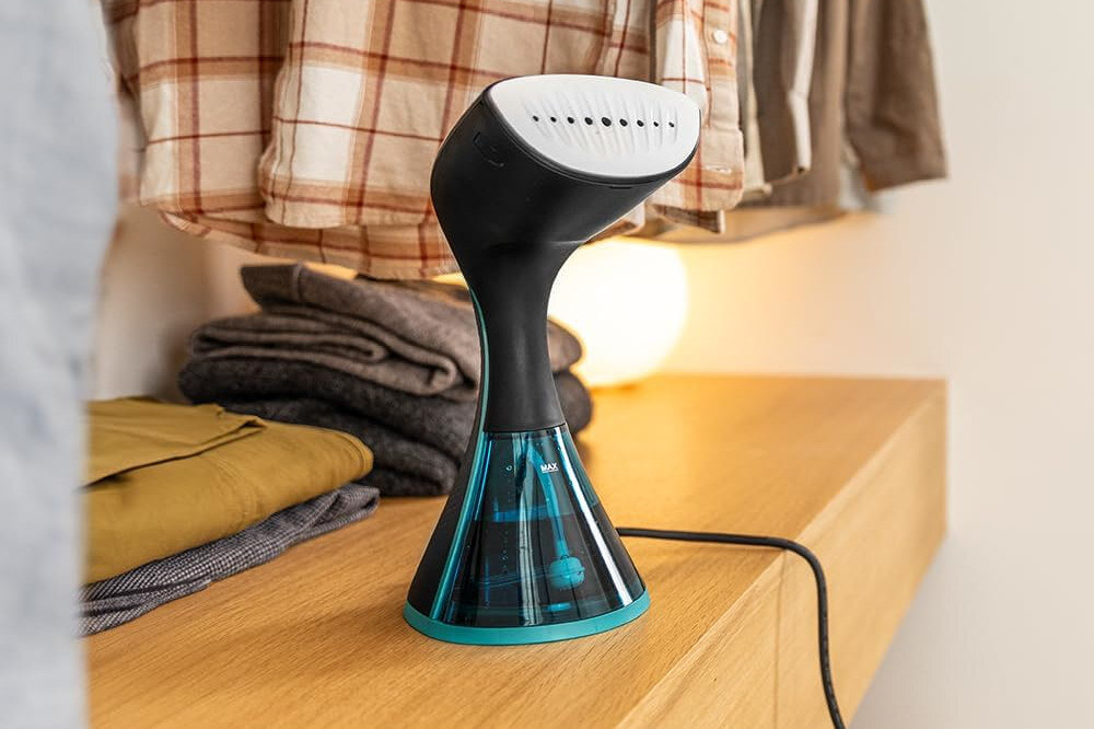Parownica do ubrań (Steamer) CECOTEC IronHero 2100 Ultimate design tło prezentacja wizualizacja Skuteczne wygładzanie bez wysiłku