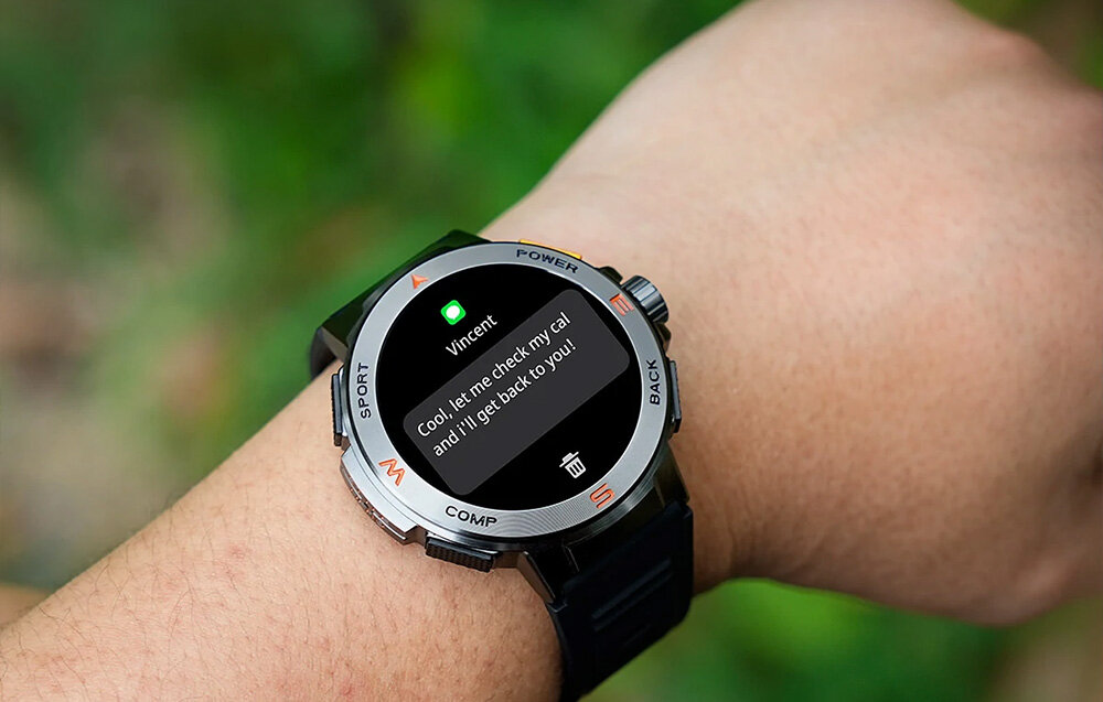 Smartwatch BLITZWOLF BW-AT5 na ręku z wiadomością na ekranie
