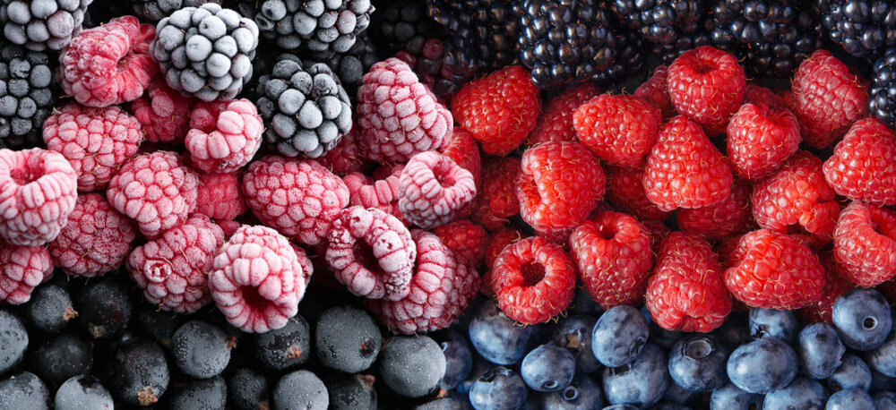 KUCHNIA MIKROFALOWA DAEWOO MD-FA202GB-EU zdjęcie wizualizacyjne owoce porównanie szron zamrożone maliny jeżyny borówki Funkcja rozmrażania równomierne szybkie bezpiecznie tyb wagowy czasowy