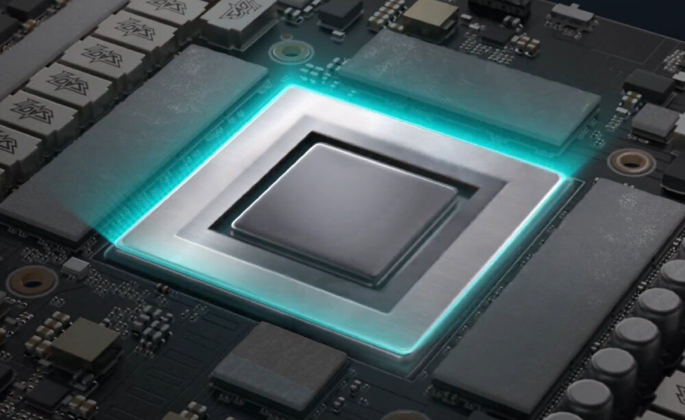 Karta graficzna ASUS TUF Gaming GeForce RTX 5070 Ti OC Edition GDDR7 16GB Obraz przedstawiający procesor graficzny na płycie PCB, otoczony komponentami sekcji zasilania. Układ scalony jest umieszczony centralnie, odbijając światło, obudowa, trwałość, backplate, powłoka ochronna