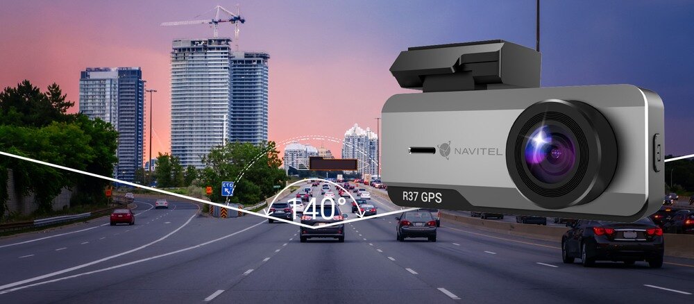 Wideorejestrator NAVITEL R37 GPS na tle drogi w mieście