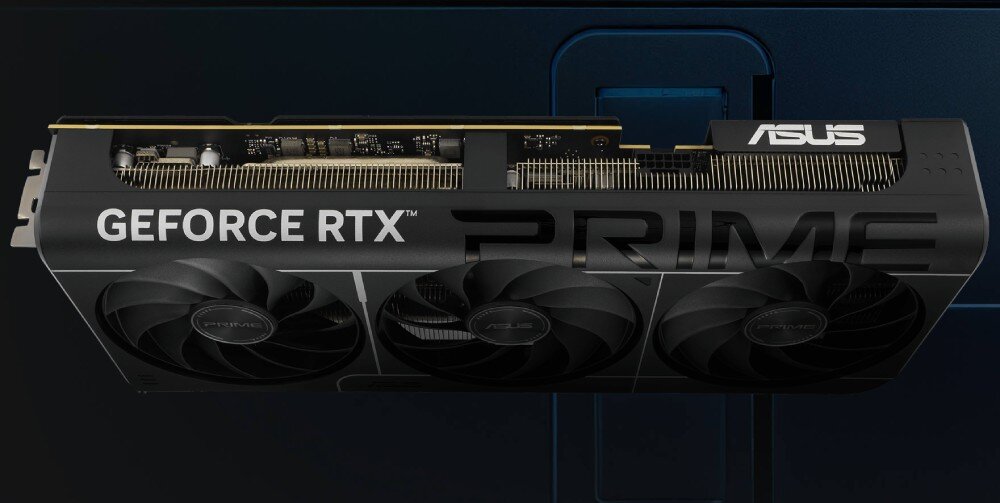 Karta graficzna ASUS GeForce RTX 5080 Prime 16GB Widok z góry na kartę graficzną z wyraźnym logo serii i masywnym systemem chłodzenia. Złote styki PCIe na spodzie