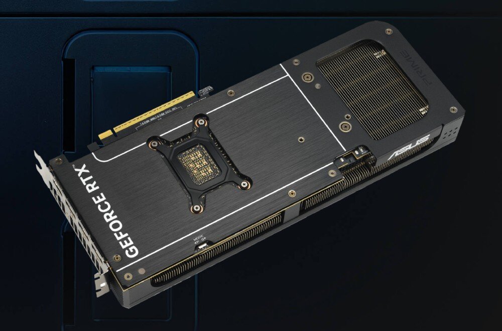 Karta graficzna ASUS GeForce RTX 5080 Prime 16GB Widok na tył karty graficznej, metalowa osłona z otworami wentylacyjnymi i wzmocnioną konstrukcją