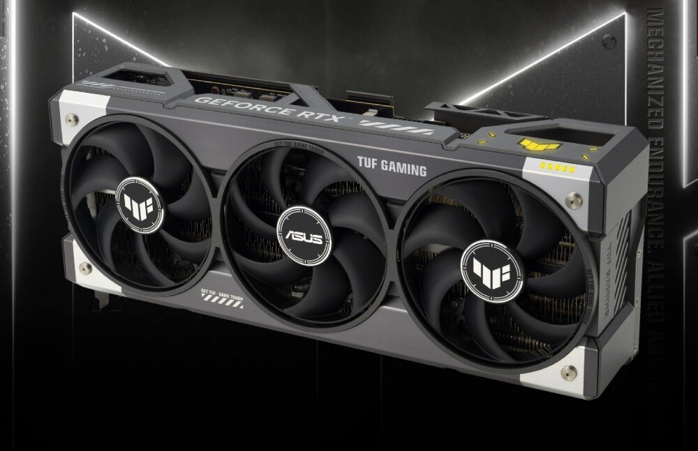 Karta graficzna ASUS GeForce RTX 5090 TUF Gaming OC 32GB Karta pokazana pod kątem, eksponująca jej grubość oraz detale konstrukcji. Na górnej krawędzi widoczne jest logo GeForce RTX i oznaczenie serii TUF Gaming
