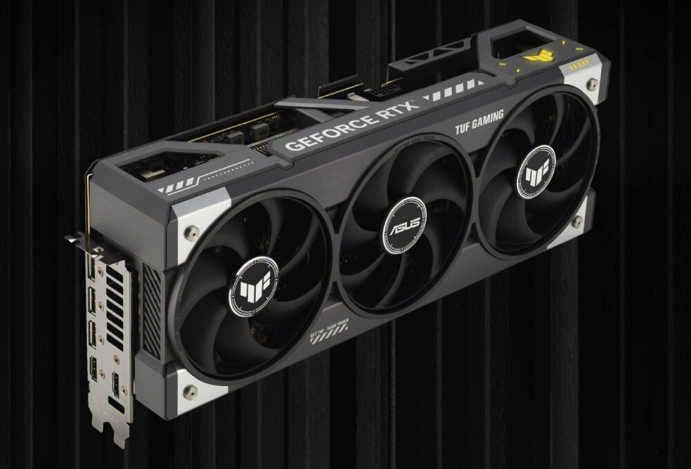 Karta graficzna ASUS GeForce RTX 5090 TUF Gaming OC 32GB Karta graficzna widziana z tyłu, prezentująca pełny układ chłodzenia i porty wyjściowe. Widoczne są trzy wentylatory oraz wzmocniona tylna płyta