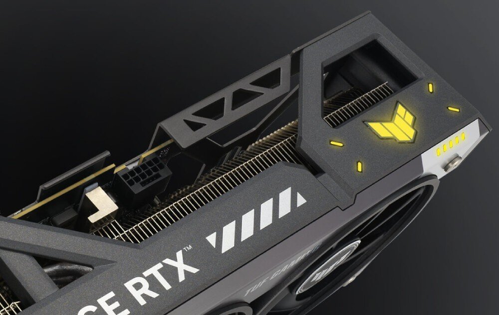 Karta graficzna ASUS GeForce RTX 5090 TUF Gaming 32GB Górna krawędź karty z podświetlanym logotypem serii TUF Gaming w kolorze żółtym. Widoczne są także otwory wentylacyjne i konstrukcja wzmacniająca