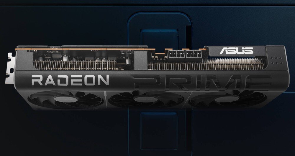 Karta graficzna ASUS Prime Radeon RX 9070 OC 16GB widok na górną krawędź obudowy karty z wytłoczonymi napisami 'Radeon' oraz 'Prime' oraz widocznymi gniazdami zasilania