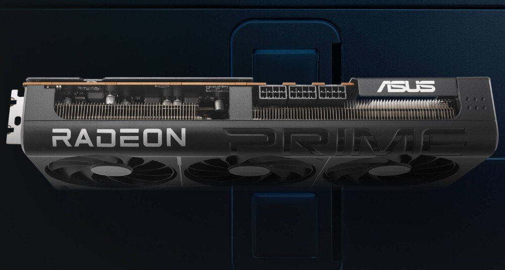 Karta graficzna ASUS Prime Radeon RX 9070 XT OC 16GB Górny widok na kartę graficzną z widocznym logo 'RADEON' i złączami zasilania 8-pin, konstrukcja, wentylatory, technologia 0dB