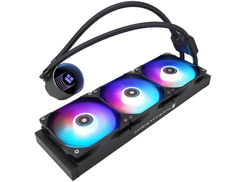 Chłodzenie wodne THERMALRIGHT Frozen Notte 360 ARGB V2 Chłodzenie cieczą typu AIO pod kątem, na białym tle. Składa się z podłużnego radiatora z trzema podświetlonymi wentylatorami, dwóch węży oraz okrągłej blokopompki