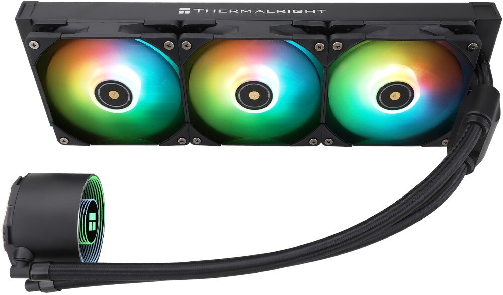 Chłodzenie wodne THERMALRIGHT Frozen Notte 360 ARGB V2 Chłodzenie AIO od przodu, na białym tle. Podłużny radiator z trzema świecącymi wentylatorami i napisem na boku. Z prawej wychodzą węże prowadzące do blokopompki