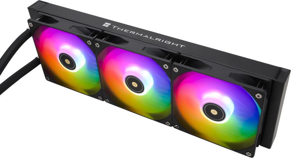 Chłodzenie wodne THERMALRIGHT Frozen Prism 360 ARGB Chłodnica zestawu chłodzenia wodnego pokazana pod kątem, z trzema podświetlanymi wentylatorami oraz napisem 'THERMALRIGHT' na krawędzi
