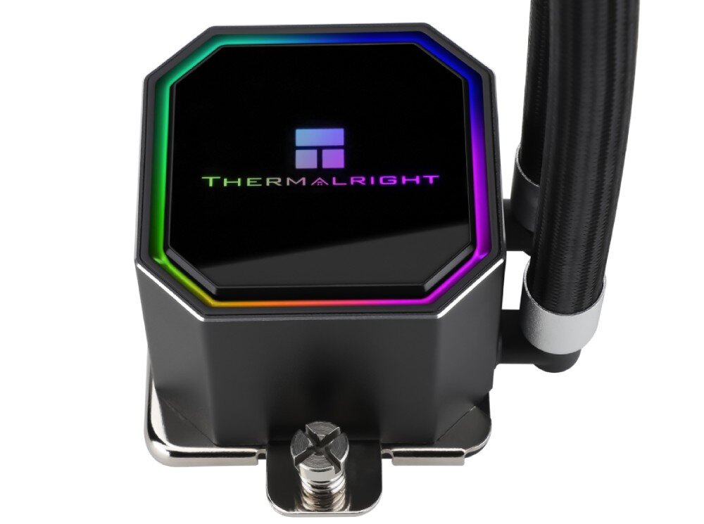 Chłodzenie wodne THERMALRIGHT Frozen Prism 360 ARGB Zbliżenie na blokopompkę chłodzenia wodnego z podświetlaną krawędzią, świecącym logo na górnej powierzchni oraz podłączonymi wężami