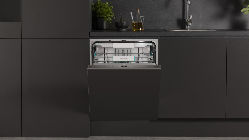 Zmywarka HISENSE HV673A65 zdjęcie lifestyle otwarta zmywarka front pusta kuchnia zabudowa czarne meble Pojemne wnętrze 16 kompletów System Aqua Protect Przesuwane Drzwi Program auto suszenia Mycie butelek i bidonów System Ochrony Szkła Dysze wodne Szybkie zmywanie w 15 minut Filtr samoczyszczący
