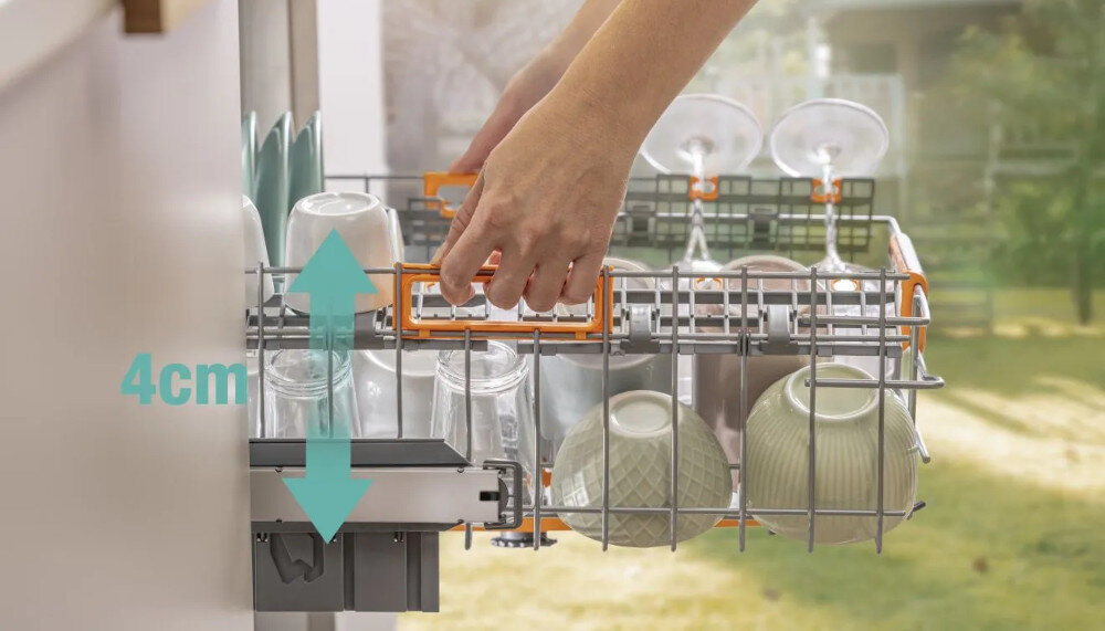 ZMYWARKA GORENJE GV693A65AD Na zdjęciu pokazano rękę regulującą wysokość górnego kosza w zmywarce, co umożliwia zwiększenie przestrzeni o 4 cm. Wewnątrz kosza ustawione są szklanki, kubki i kieliszki trzy kosze elastyczny załadunek regulacja wysokości cichy ruch 16 kompletów naczyń kosz na sztućce więcej miejsca oszczędność czasu