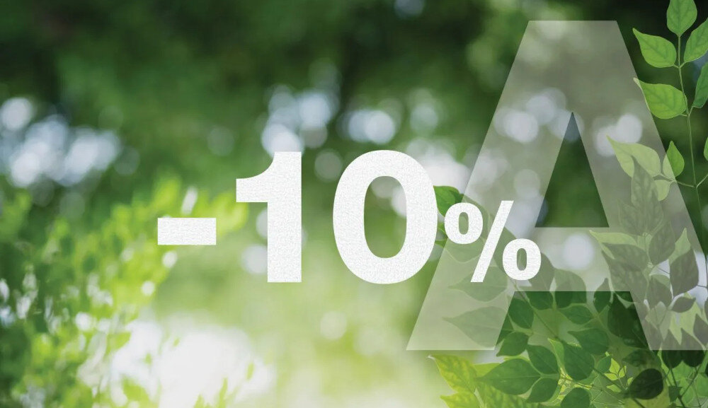 ZMYWARKA GORENJE GV693A65AD Na zdjęciu widać zielone liście i rozmyte tło natury, a na pierwszym planie duży napis „-10%” oraz półprzezroczystą literę „A”. Całość symbolizuje oszczędność lub wysoką klasę efektywności energetycznej, sugerując korzyści ekologiczne zmywarka zabudowa ekologiczna wydajna klasa energetyczna A oszczędność energii naczynia czyste opłacalna dom