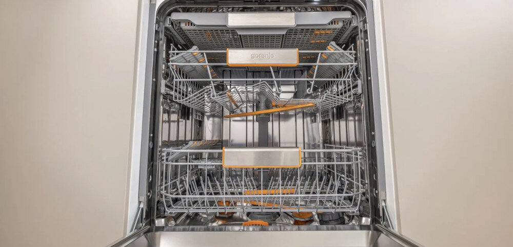 ZMYWARKA GORENJE GV693A65AD Na zdjęciu przedstawiono wnętrze pustej zmywarki marki Gorenje z wysuniętymi trzema koszami. Metalowe kosze i ramiona spryskujące są przygotowane do załadunku naczyń UltraClean elegancki design niezawodność nowe funkcje łatwe użytkowanie czyste naczynia dosuszanie