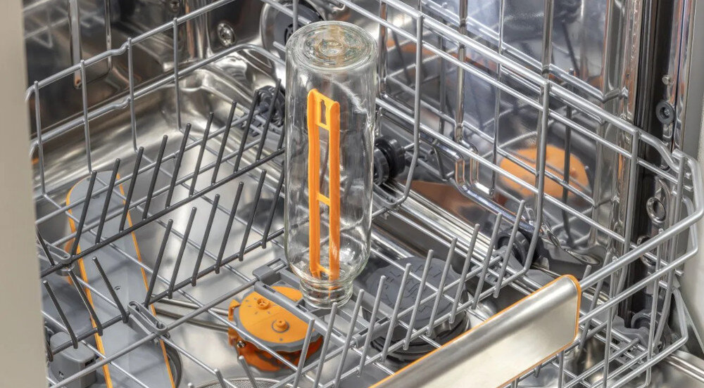 ZMYWARKA GORENJE GV693A65AD Na zdjęciu widać wnętrze zmywarki, w której na dolnym koszu umieszczona jest butelka ustawiona otworem do dołu na dedykowanej dyszy myjącej. Konstrukcja pozwala na dokładne czyszczenie butelek lub wysokich naczyń mycie butelek różne rozmiary dokładne czyszczenie strumień wody uporczywe plamy higieniczne lśniące inteligentne rozwiązanie